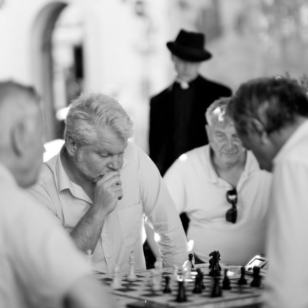 Street chess in Rome outside the cafe @bardelfico - Leica M10 with 50mm Noctilux f0.95